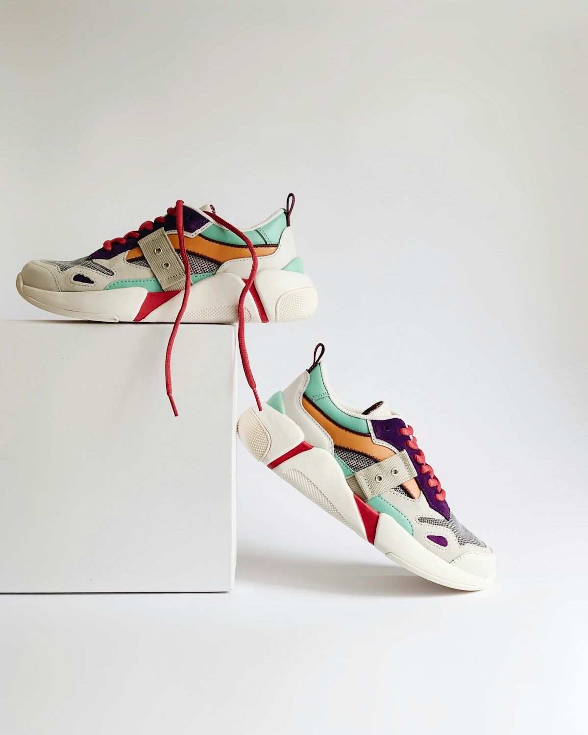 Fiyat karşılaştırması için aranan renkli sneaker modeli
